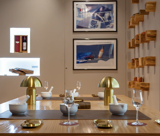 Interior elegante de la pop-up de The Macallan en Palacio de Hierro Polanco, inspirada en Diamonds Are Forever de James Bond, con botellas de whisky premium, diseño inmersivo y elementos cinematográficos de lujo.