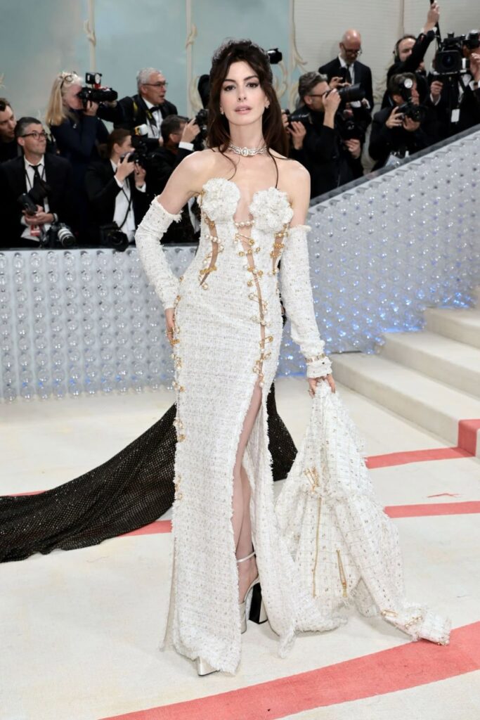 Anne Hathaway en Versace 