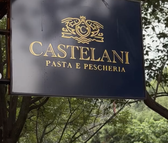 Interior del restaurante Castelani Pasta e Pescheria en Polanco, con una mesa servida de cocina italiana contemporánea que incluye ravioles de calamar y risotto de parmesano, en un ambiente elegante y sofisticado.