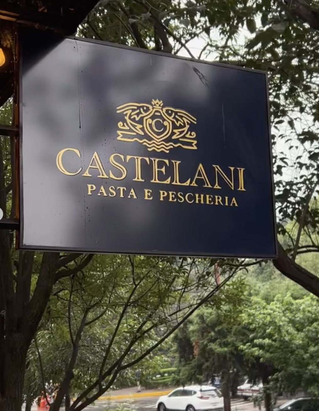 Interior del restaurante Castelani Pasta e Pescheria en Polanco, con una mesa servida de cocina italiana contemporánea que incluye ravioles de calamar y risotto de parmesano, en un ambiente elegante y sofisticado.