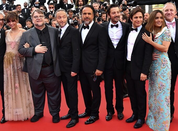 Directores, actores y creativos mexicanos reunidos en Cannes durante el festival internacional de cine, representando la presencia histórica de México en la Riviera Francesa.