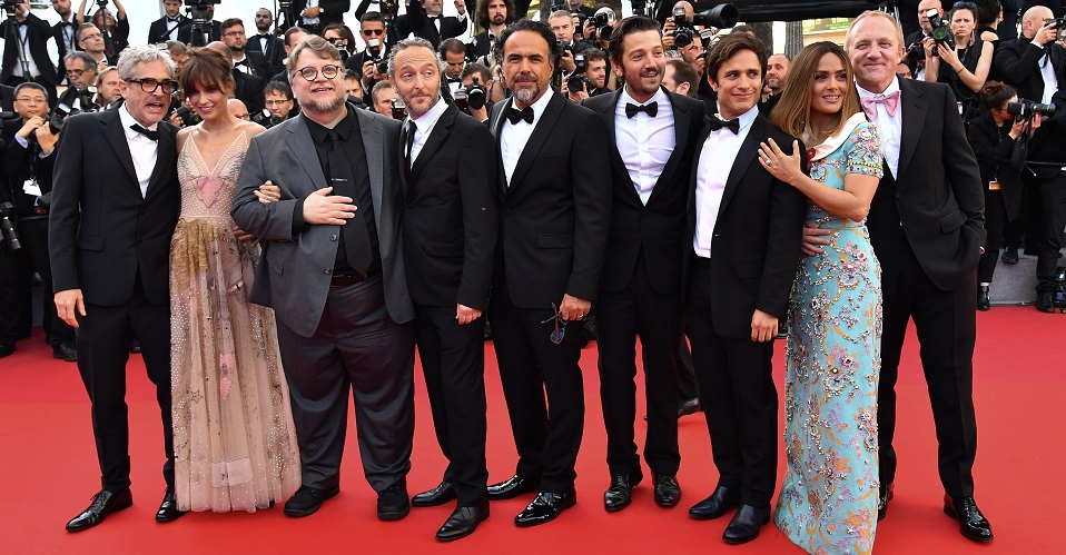 Directores, actores y creativos mexicanos reunidos en Cannes durante el festival internacional de cine, representando la presencia histórica de México en la Riviera Francesa.