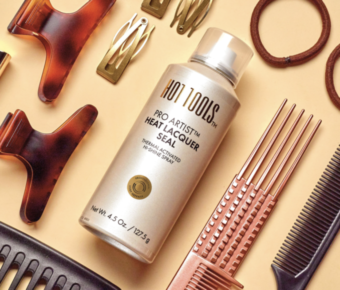 Botellas de la línea de protectores térmicos Hot Tools sobre una superficie minimalista, destacando productos para hidratar, reparar y proteger el cabello del daño por calor durante la temporada de frío.