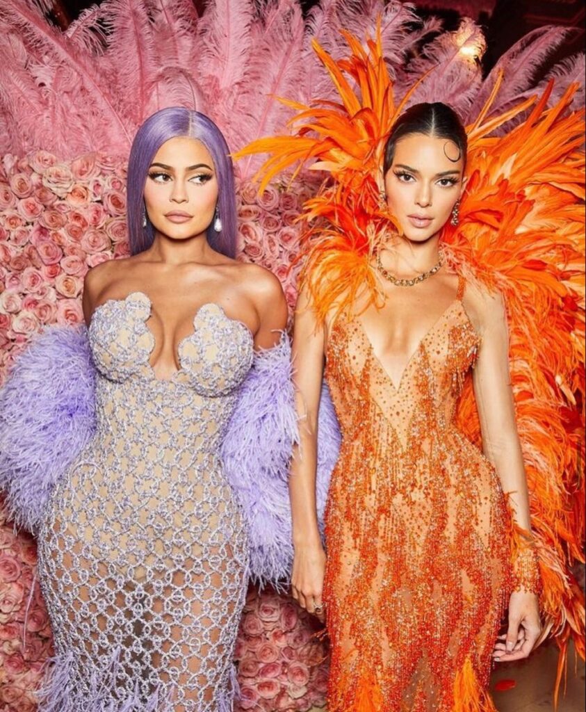 Kendall y Kylie Jenner en Versace 