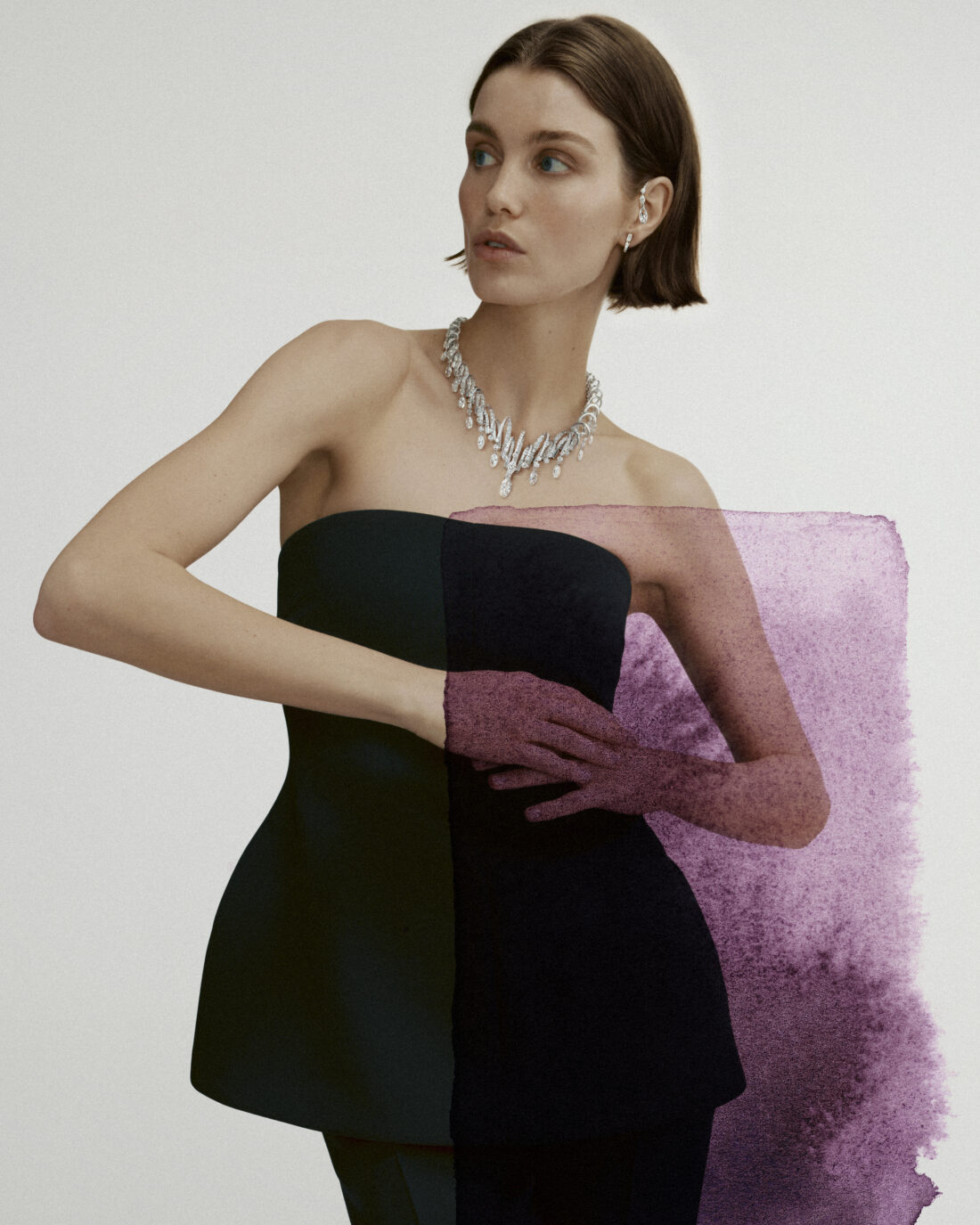 Modelo luciendo una pieza de Alta Joyería Cartier de la colección “Le Chœur des Pierres”, protagonizada por piedras preciosas excepcionales, diamantes y detalles escultóricos inspirados en la elegancia y el savoir-faire de la Maison.