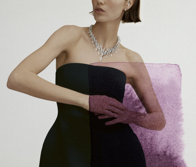 Modelo luciendo una pieza de Alta Joyería Cartier de la colección “Le Chœur des Pierres”, protagonizada por piedras preciosas excepcionales, diamantes y detalles escultóricos inspirados en la elegancia y el savoir-faire de la Maison.