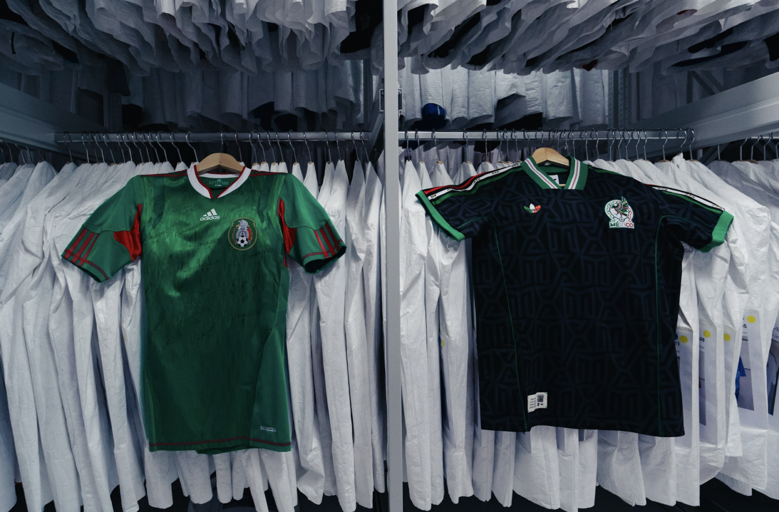 Artesanas mexicanas presentan el tercer jersey de la Selección Nacional de México dentro del Archivo adidas en Alemania, una pieza bordada a mano que celebra la tradición y cultura mexicana.