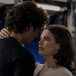 Hannah Wells y Garrett Graham en una escena romántica de la adaptación de Off Campus para Prime Video, ambientada en la universidad Briar entre hockey, drama y amor universitario.