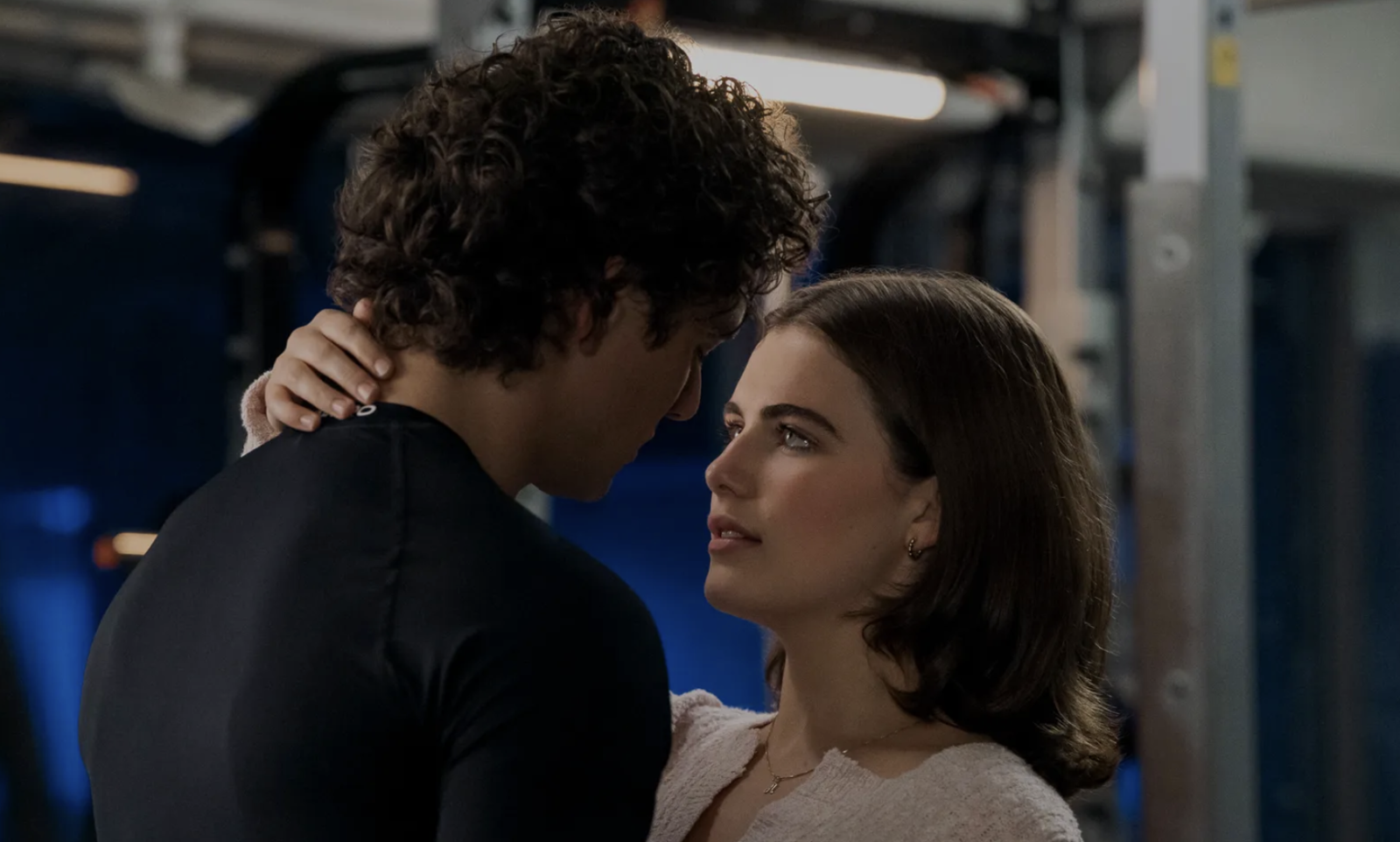 Hannah Wells y Garrett Graham en una escena romántica de la adaptación de Off Campus para Prime Video, ambientada en la universidad Briar entre hockey, drama y amor universitario.