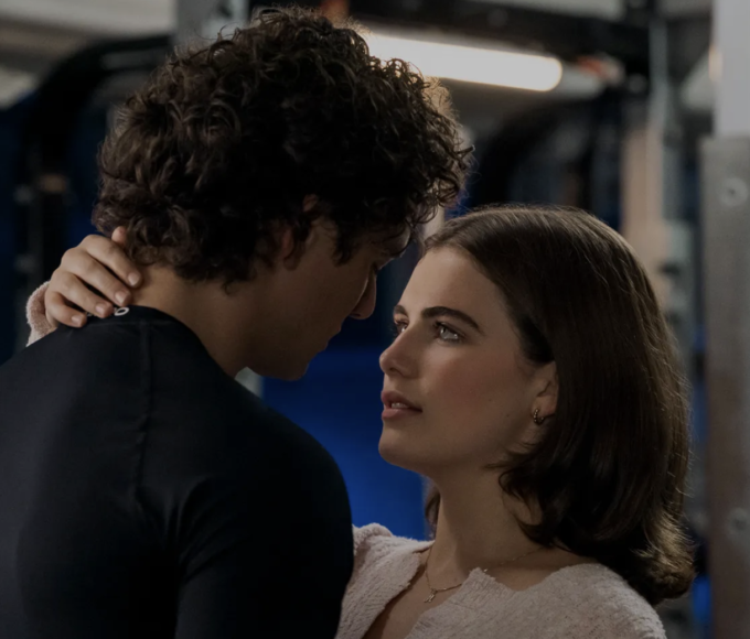 Hannah Wells y Garrett Graham en una escena romántica de la adaptación de Off Campus para Prime Video, ambientada en la universidad Briar entre hockey, drama y amor universitario.