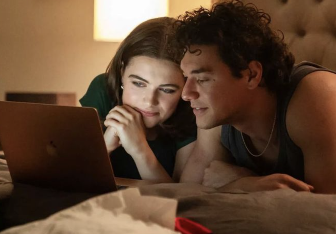 El elenco de Off Campus durante las grabaciones de la segunda temporada en Vancouver, con nuevos personajes y romances que expanden el universo universitario de la serie de Prime Video.