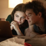 El elenco de Off Campus durante las grabaciones de la segunda temporada en Vancouver, con nuevos personajes y romances que expanden el universo universitario de la serie de Prime Video.