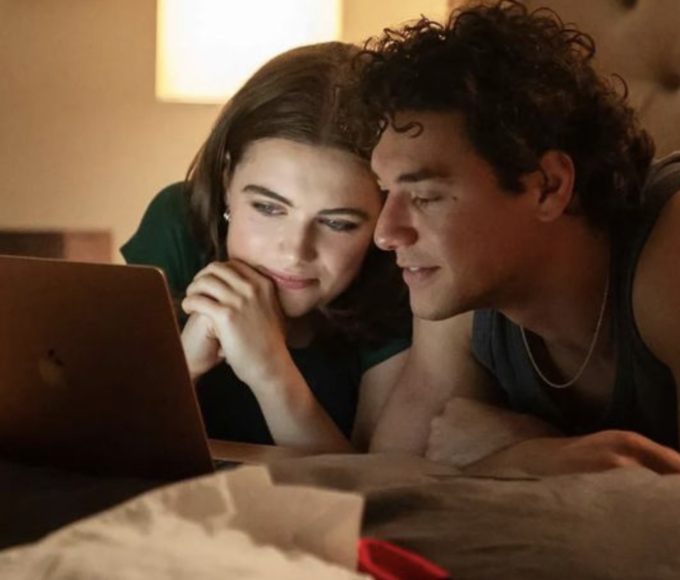 El elenco de Off Campus durante las grabaciones de la segunda temporada en Vancouver, con nuevos personajes y romances que expanden el universo universitario de la serie de Prime Video.