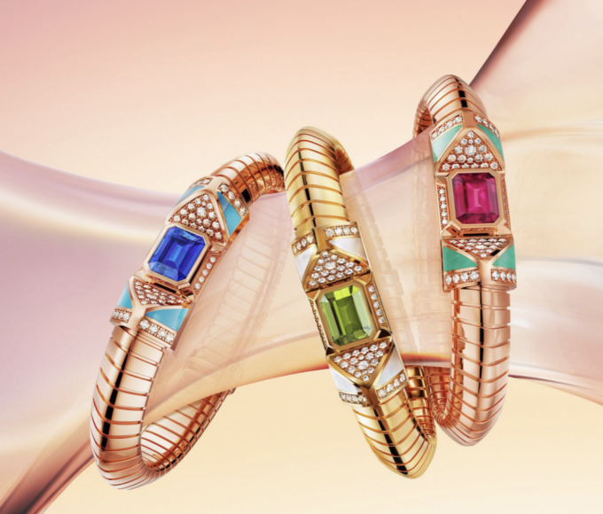 Detalle de las nuevas joyas Bvlgari Colors, con anillos Doppio Baccellato y pulseras Tubogas elaborados en oro de 18 quilates y piedras preciosas de intensos colores.