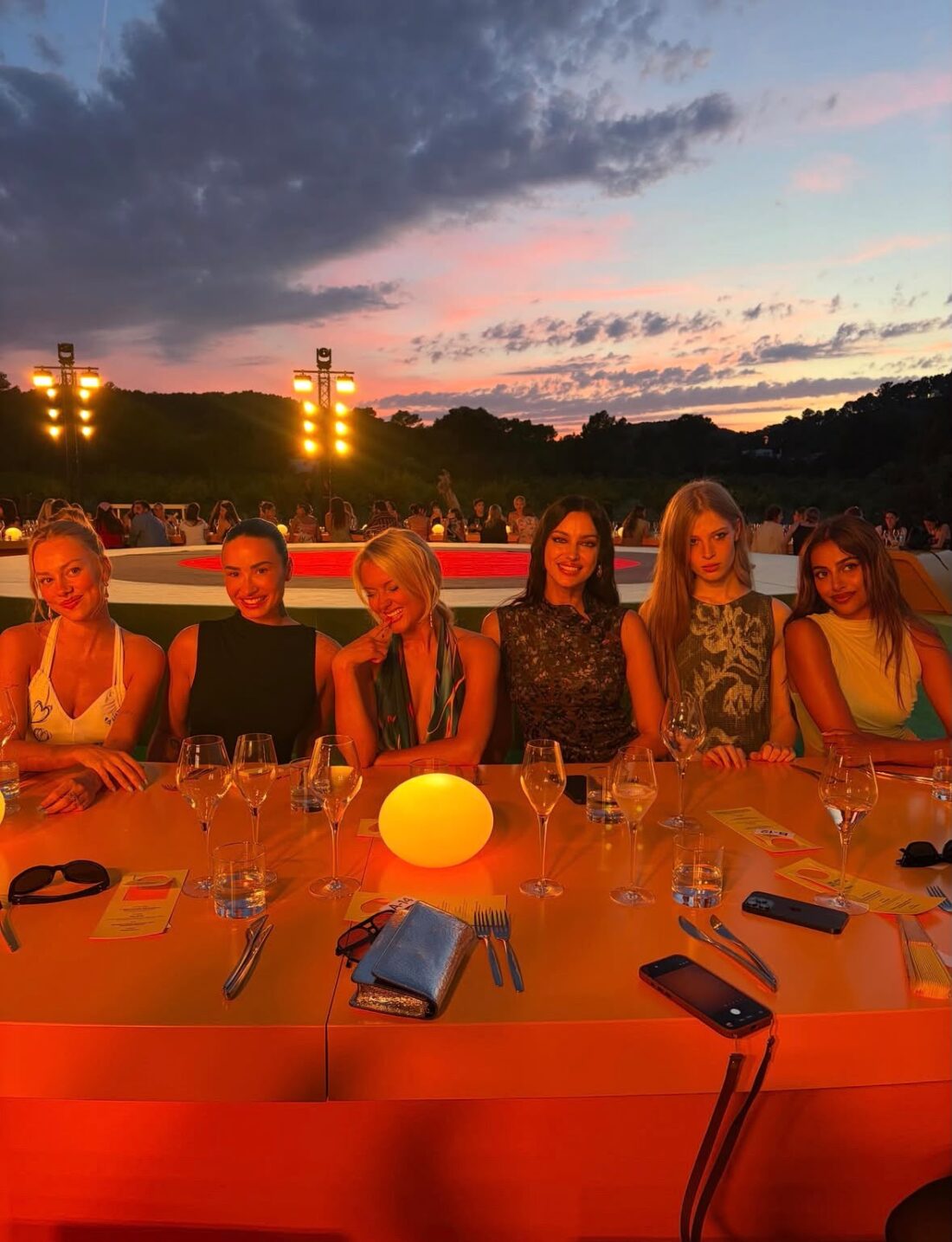 Desigual celebró 40 años en Ibiza con una experiencia inmersiva, invitados internacionales y el lanzamiento de la colección Desigual Vintage.