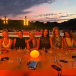Desigual celebró 40 años en Ibiza con una experiencia inmersiva, invitados internacionales y el lanzamiento de la colección Desigual Vintage.