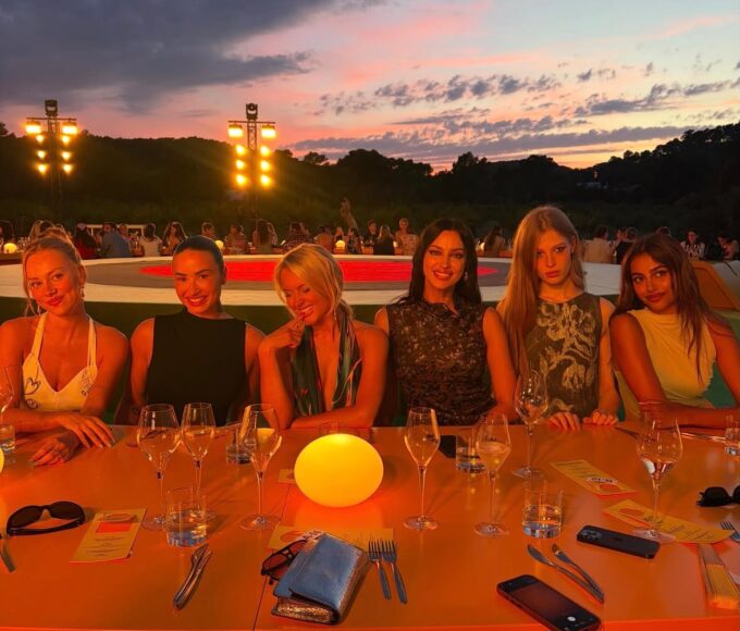 Desigual celebró 40 años en Ibiza con una experiencia inmersiva, invitados internacionales y el lanzamiento de la colección Desigual Vintage.