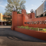 Vista de Carousel of Progress en Magic Kingdom, una de las atracciones clásicas de Disney World que será renovada con nuevas escenas y la incorporación de una figura Audio-Animatronics de Walt Disney como parte de las novedades del verano 2026.