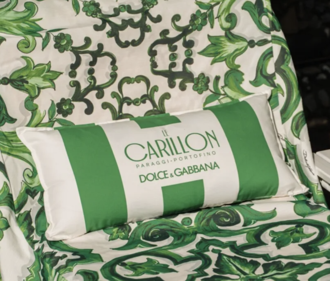 El diseño presenta un marco con el estampado verde Maiolica característico de la firma italiana y detalla la intervención creativa del beach club.
