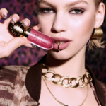 Modelo luce maquillaje de la colección Just Cavalli x KIKO Milano, una edición limitada inspirada en el animal print y el glamour italiano, con tonos vibrantes, acabado luminoso y estética audaz.