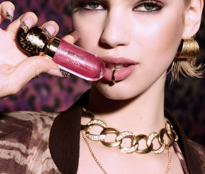 Modelo luce maquillaje de la colección Just Cavalli x KIKO Milano, una edición limitada inspirada en el animal print y el glamour italiano, con tonos vibrantes, acabado luminoso y estética audaz.