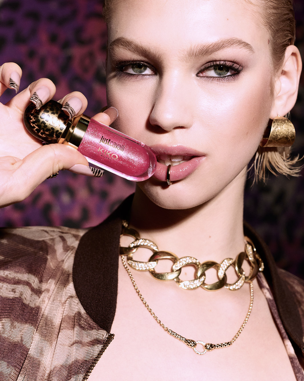 Modelo luce maquillaje de la colección Just Cavalli x KIKO Milano, una edición limitada inspirada en el animal print y el glamour italiano, con tonos vibrantes, acabado luminoso y estética audaz.