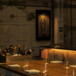 Restaurantes en la Ciudad de México con pantallas para ver el Mundial, donde se reúnen comensales disfrutando de comida como ceviches, tacos y cocina mexicana contemporánea en un ambiente social y relajado.