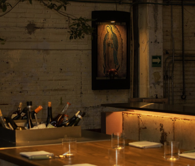 Restaurantes en la Ciudad de México con pantallas para ver el Mundial, donde se reúnen comensales disfrutando de comida como ceviches, tacos y cocina mexicana contemporánea en un ambiente social y relajado.
