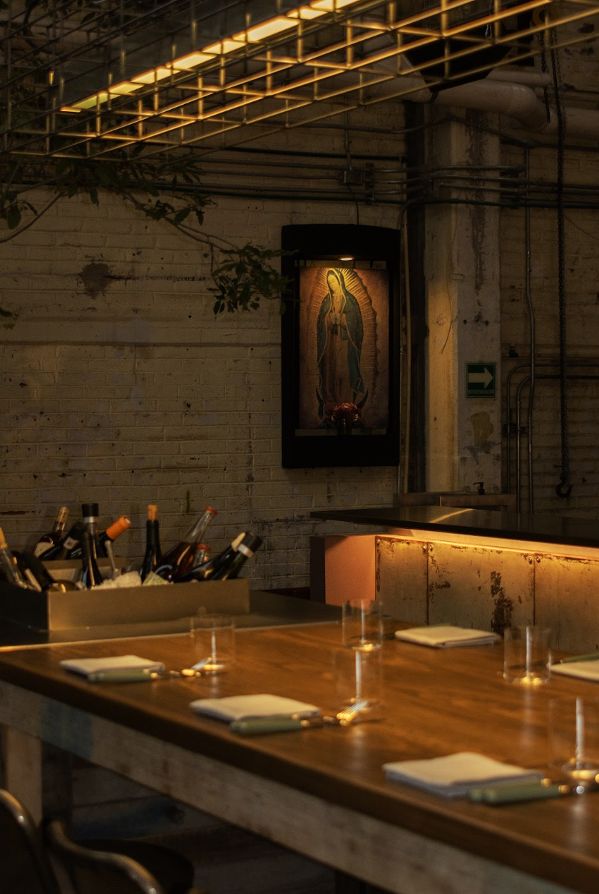 Restaurantes en la Ciudad de México con pantallas para ver el Mundial, donde se reúnen comensales disfrutando de comida como ceviches, tacos y cocina mexicana contemporánea en un ambiente social y relajado.