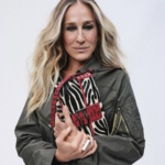 Sarah Jessica Parker protagoniza la nueva campaña de la Baguette de Fendi, celebrando el regreso de la icónica silueta original junto a una nueva generación de embajadores y figuras de la cultura contemporánea.
