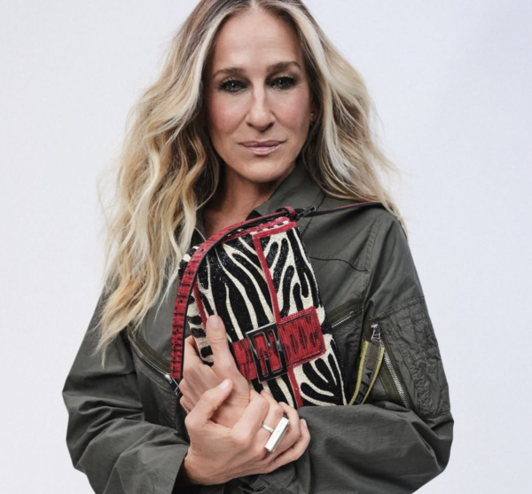 Sarah Jessica Parker protagoniza la nueva campaña de la Baguette de Fendi, celebrando el regreso de la icónica silueta original junto a una nueva generación de embajadores y figuras de la cultura contemporánea.