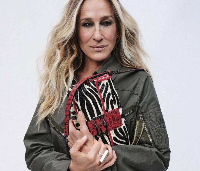 Sarah Jessica Parker protagoniza la nueva campaña de la Baguette de Fendi, celebrando el regreso de la icónica silueta original junto a una nueva generación de embajadores y figuras de la cultura contemporánea.