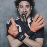 Memo Ochoa reflexiona sobre su futuro mientras crecen las especulaciones sobre su retiro. Un recorrido por los récords, los Mundiales y el legado de una de las mayores figuras del futbol mexicano.