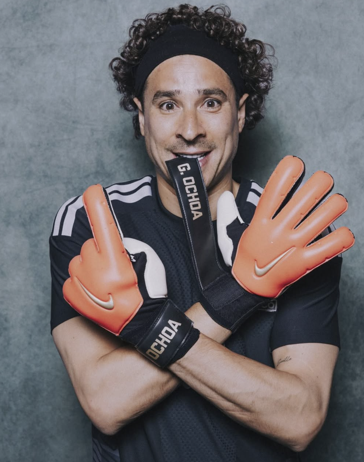 Memo Ochoa reflexiona sobre su futuro mientras crecen las especulaciones sobre su retiro. Un recorrido por los récords, los Mundiales y el legado de una de las mayores figuras del futbol mexicano.