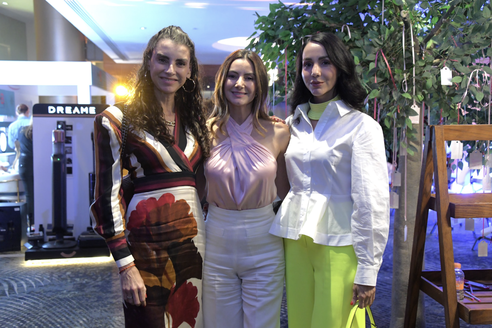 Asistentes participan en una actividad de bienestar durante Pretty Mamá 2026 en Ciudad de México, un evento que reunió a más de 350 mujeres en una jornada dedicada al wellness, el autocuidado y la comunidad.