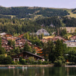 Carretera panorámica de Colorado rodeada de montañas y bosques, con un paisaje de verano que invita a recorrer algunas de las rutas escénicas más emblemáticas del estado.