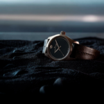 Reloj Hamilton The Odyssey Limited Edition con caja de bronce, esfera negra y detalles inspirados en la mitología griega y la película The Odyssey de Christopher Nolan.