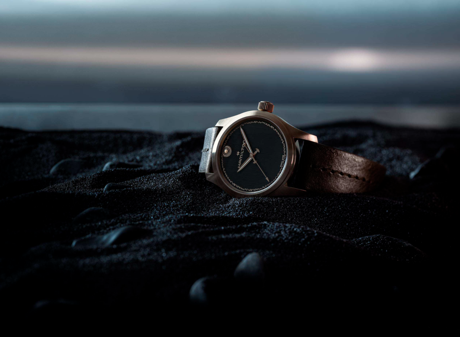 Reloj Hamilton The Odyssey Limited Edition con caja de bronce, esfera negra y detalles inspirados en la mitología griega y la película The Odyssey de Christopher Nolan.