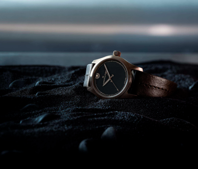 Reloj Hamilton The Odyssey Limited Edition con caja de bronce, esfera negra y detalles inspirados en la mitología griega y la película The Odyssey de Christopher Nolan.