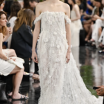 Desfile de alta costura durante la Semana de la Moda de París 2026 con creaciones de nuevas maisons.