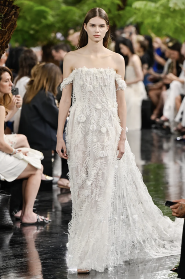 Desfile de alta costura durante la Semana de la Moda de París 2026 con creaciones de nuevas maisons.