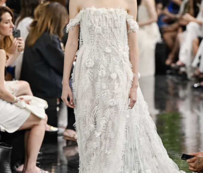 Desfile de alta costura durante la Semana de la Moda de París 2026 con creaciones de nuevas maisons.
