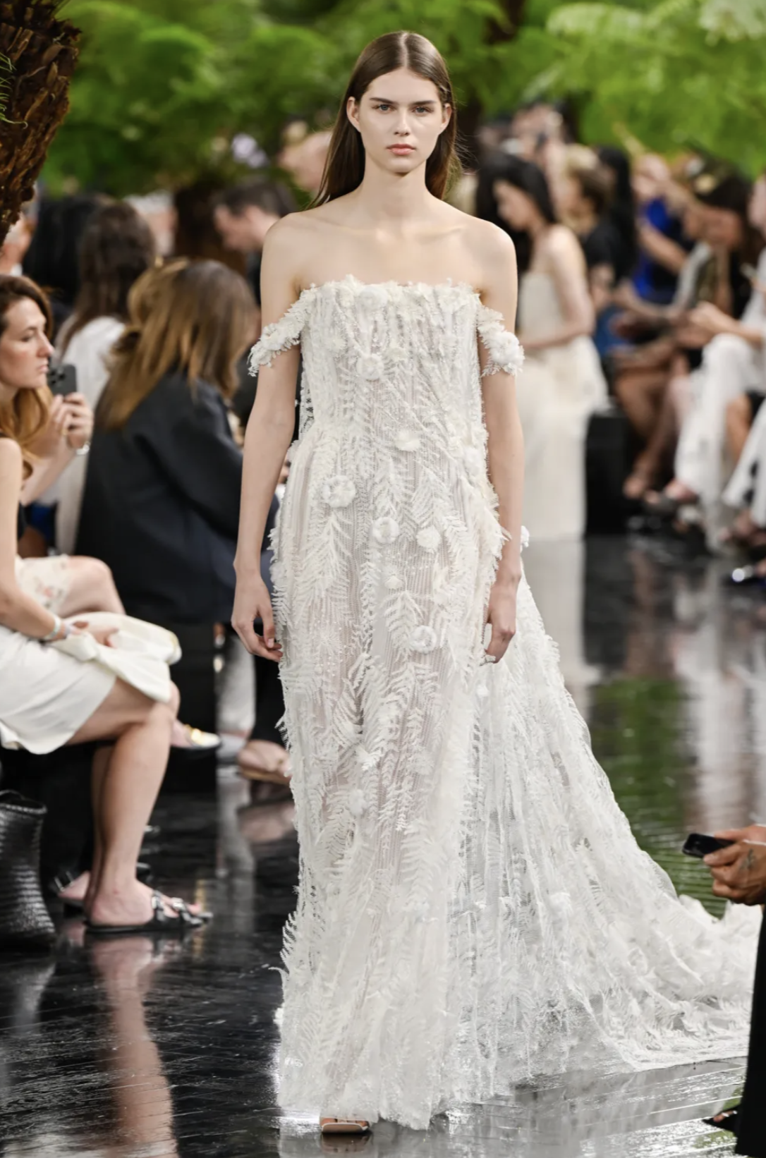 Desfile de alta costura durante la Semana de la Moda de París 2026 con creaciones de nuevas maisons.