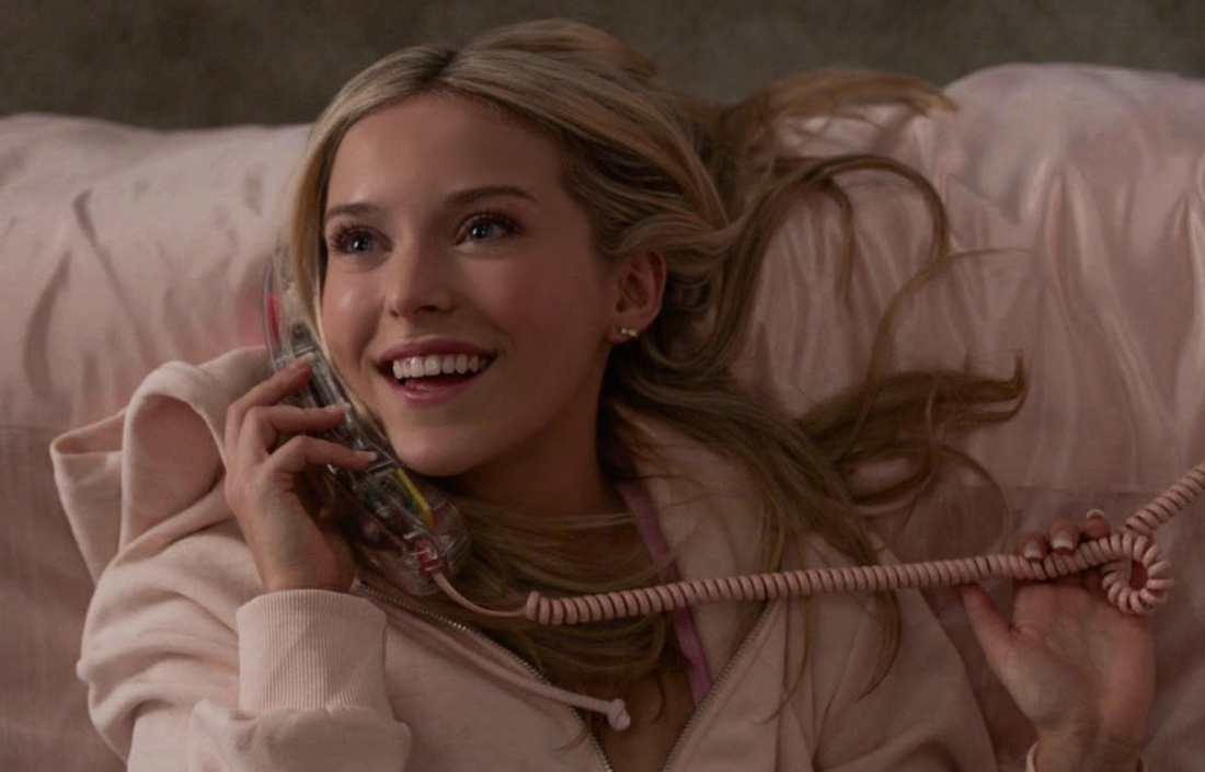 Imagen de la serie Elle, precuela de Legally Blonde, que muestra la adolescencia de Elle Woods antes de convertirse en la icónica estudiante de Derecho de Harvard.
