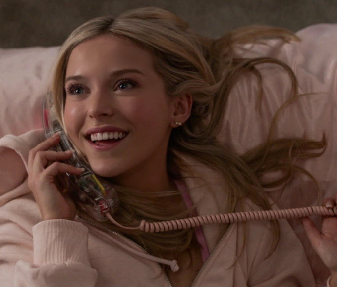 Imagen de la serie Elle, precuela de Legally Blonde, que muestra la adolescencia de Elle Woods antes de convertirse en la icónica estudiante de Derecho de Harvard.