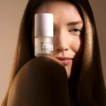Productos de cuidado facial de RINGANA, incluyendo tónicos, crema para ojos, sérum para ojos y crema para manos, presentados con un diseño minimalista que refleja la innovación neurocosmética y la filosofía de cosmética fresca de la marca.