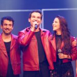 El elenco de Hoy No Me Puedo Levantar luce las chamarras rojas de piel hechas a mano por DANCASSAB durante el último acto del musical.