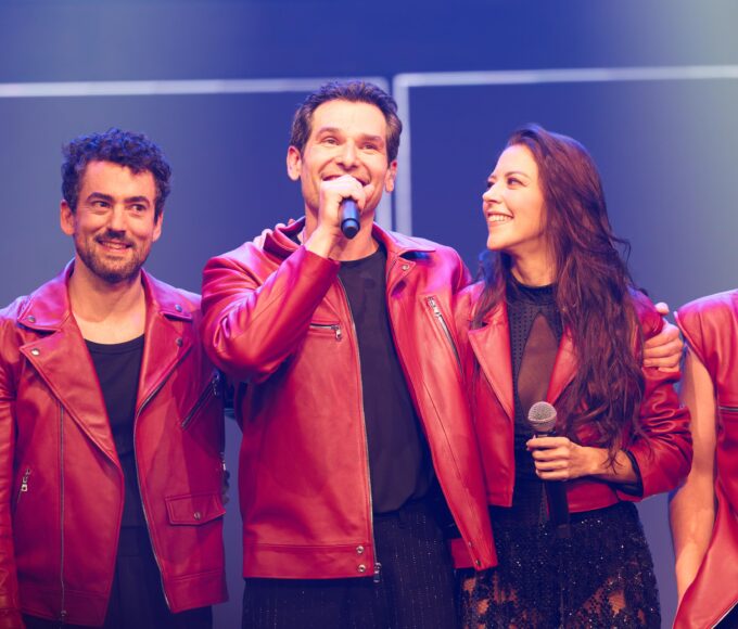 El elenco de Hoy No Me Puedo Levantar luce las chamarras rojas de piel hechas a mano por DANCASSAB durante el último acto del musical.