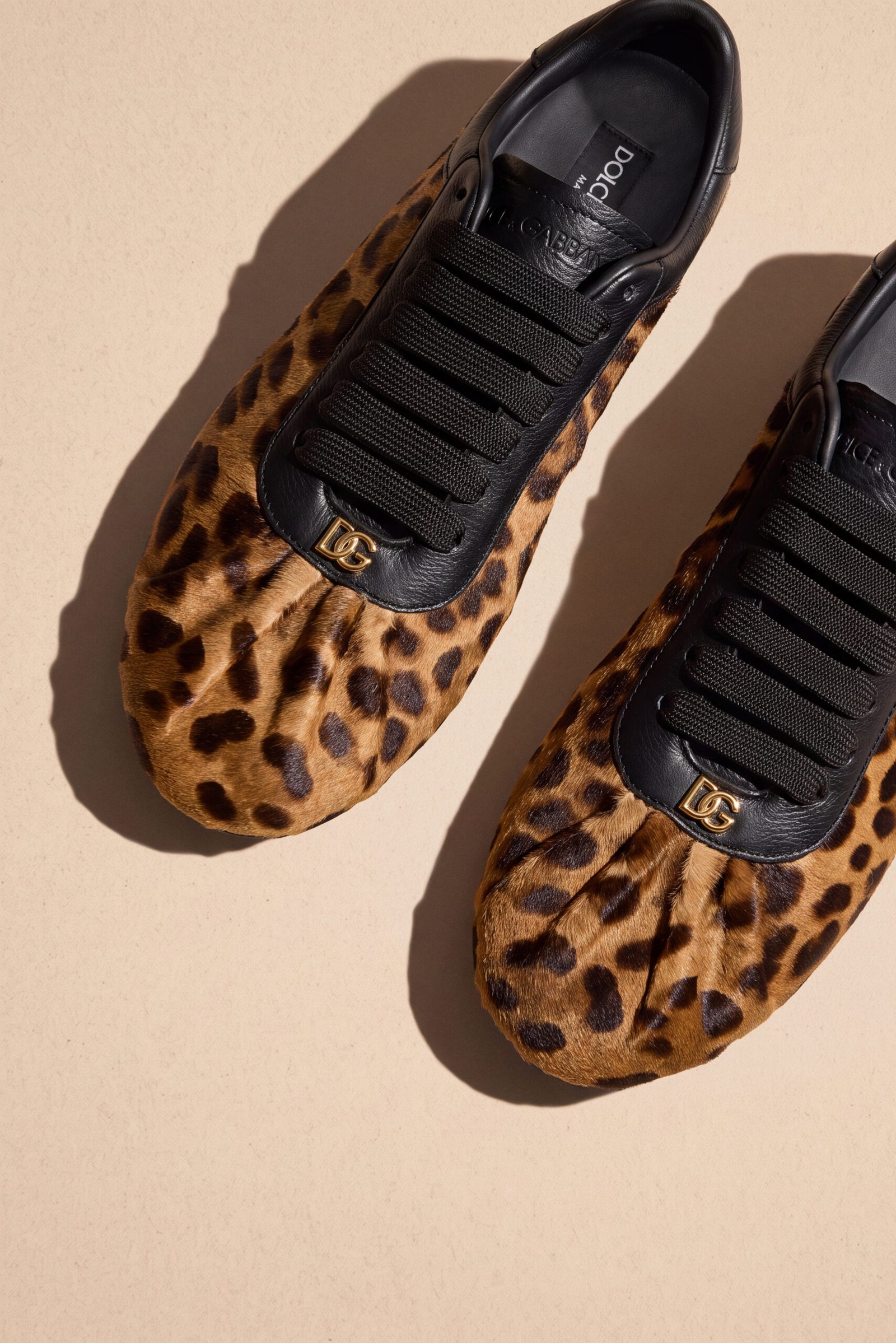 Dolce & Gabbana presenta Ballet Sneaker y Lipari, dos nuevos zapatos que combinan artesanía italiana, ligereza y diseño contemporáneo.