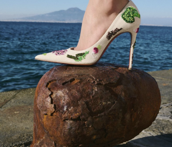 Christian Louboutin Fall 2026 presenta una colección inspirada en un jardín surrealista, con zapatos y accesorios adornados con flores, vegetales, cristales y detalles artesanales.